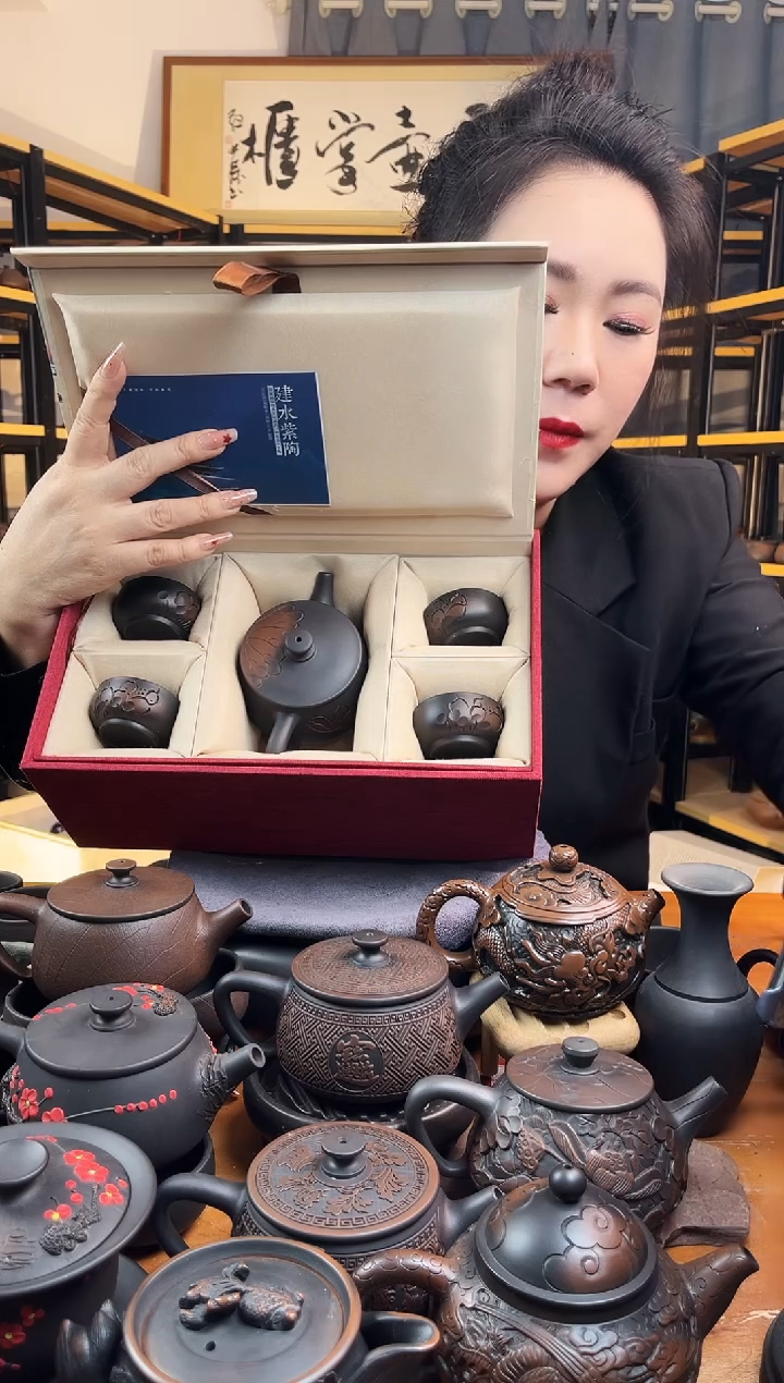 【闪购商品】壶瑕疵半雕大口汉瓦荷花+4线雕杯+礼盒