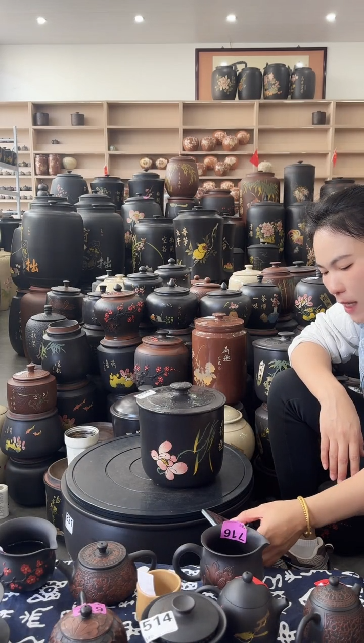 罐瑕疵茶叶罐   380  小五饼彩填 