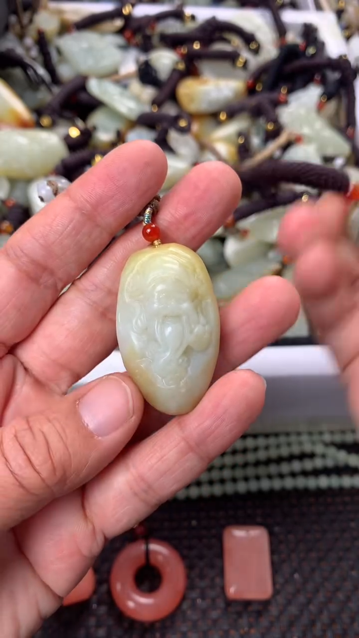 【闪购商品】和田玉颈饰未镶嵌多样性发货没有证书.拍一发一，有瑕