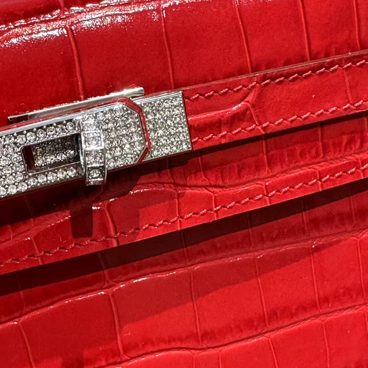 【流绪微梦】25厘米法拉利红钻扣单肩包