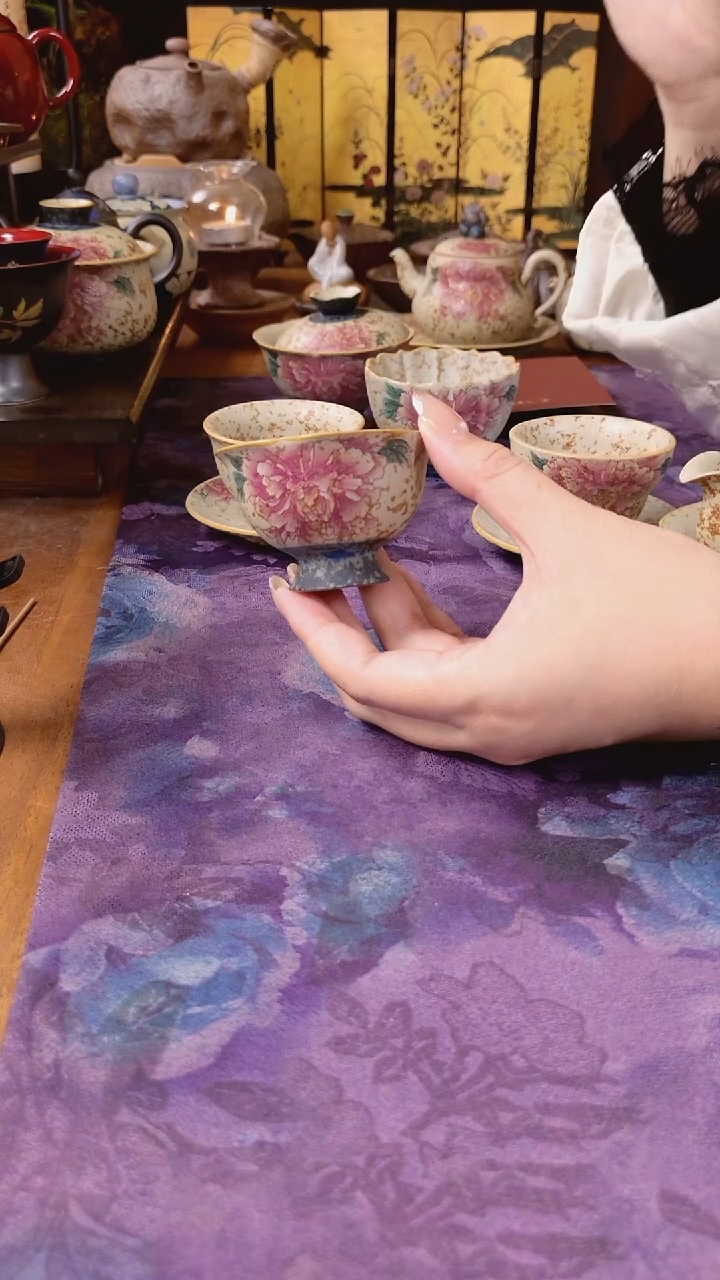 青花火石红焦糖釉牡丹高脚杯