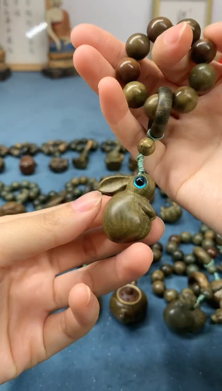 【闪购商品】维腊木（绿檀）把件望月兔 盘玩件