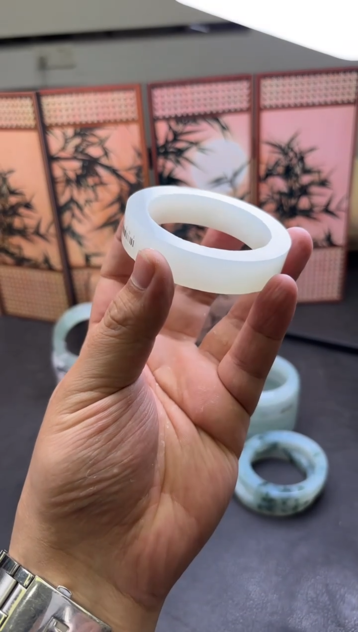 未镶嵌手镯定制翡翠吾****饰手镯定制