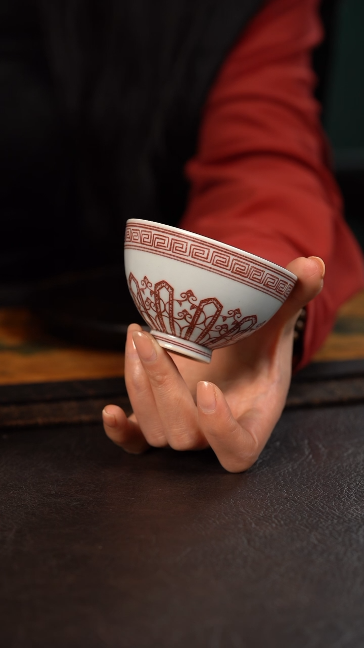 【闪购商品】杯贵红窑釉里红莲瓣回纹内宝相花鸡心杯