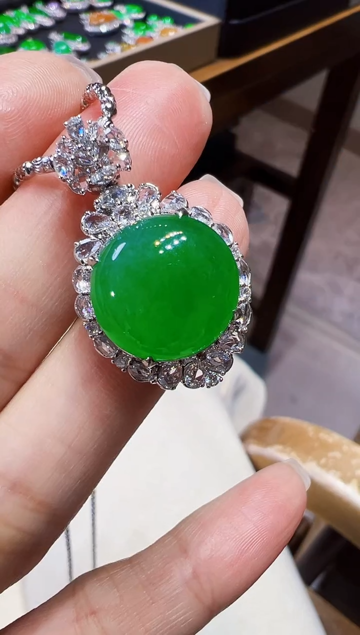 18K金镶嵌戒指翡翠蛋面