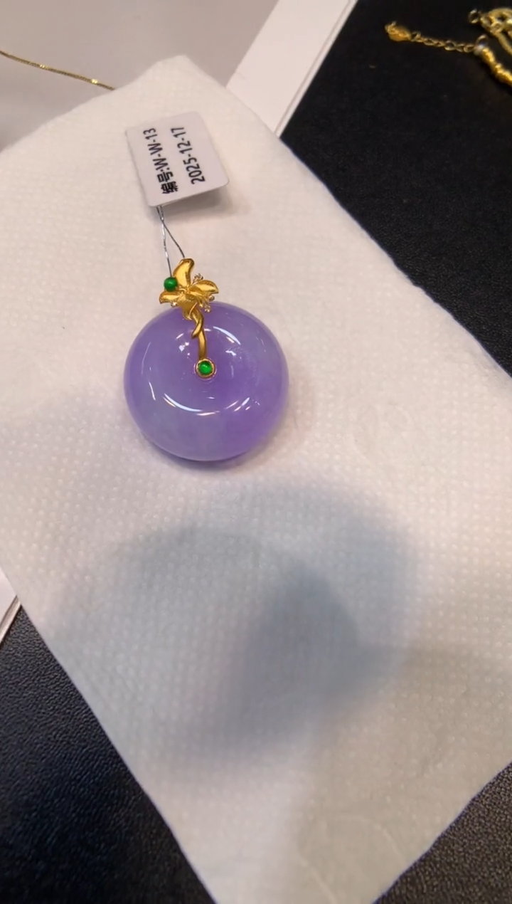 颈饰18K金镶嵌翡翠平安扣