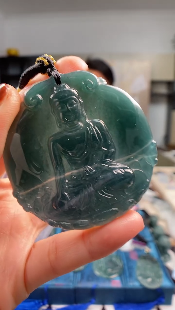 颈饰未镶嵌翡翠   多样性发其一