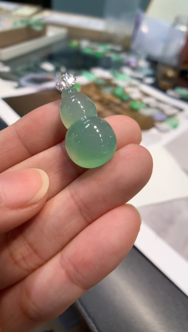 颈饰18K金镶嵌翡翠葫芦