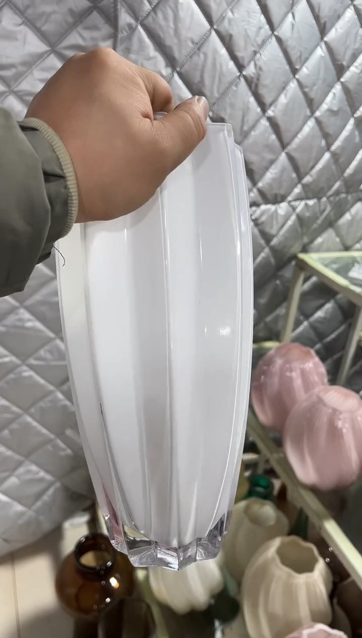 白色八角花瓶微瑕介意勿拍