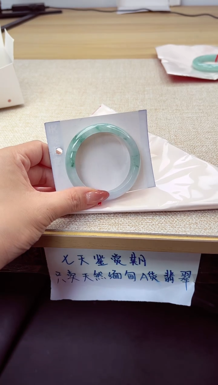 未镶嵌手镯翡翠1