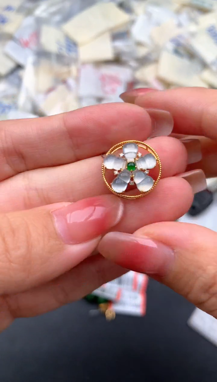 18K金镶嵌挂件翡翠1