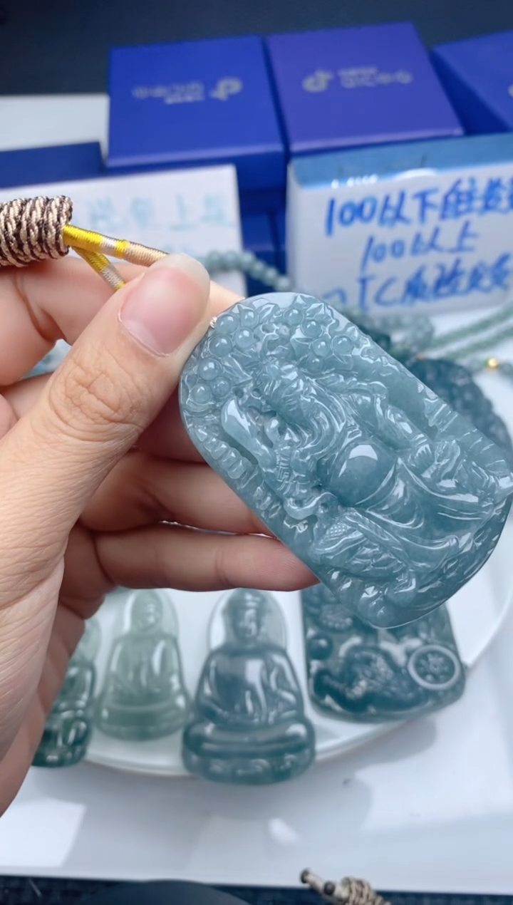 翡翠未镶嵌颈饰 