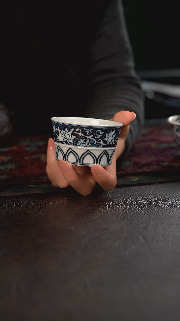 雲山敬古蓝地缠枝莲竹节杯