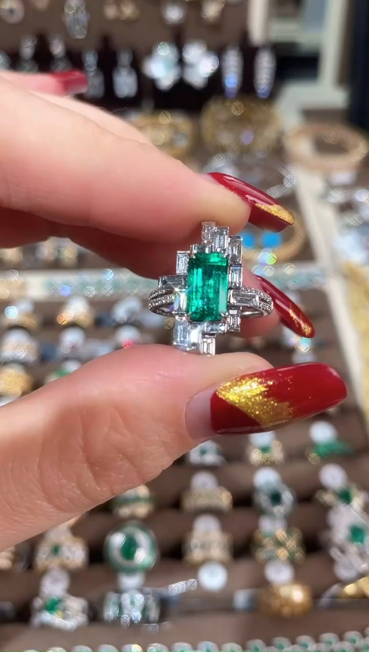 【闪购商品】祖母绿戒指18K金镶嵌18k白梯方钻祖母绿戒指