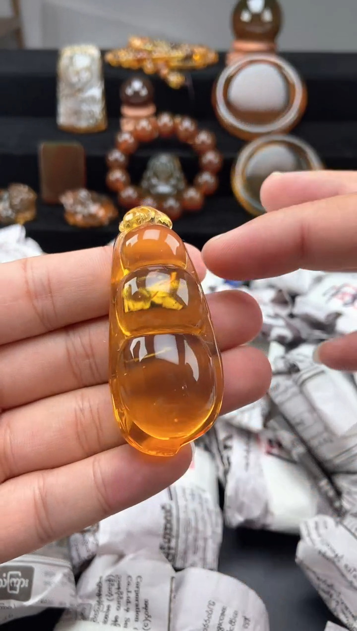 琥珀颈饰未镶嵌金蓝珀四季豆吊坠