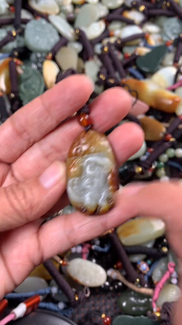 【闪购商品】和田玉颈饰未镶嵌多样性发货没有证书拍一发一有瑕