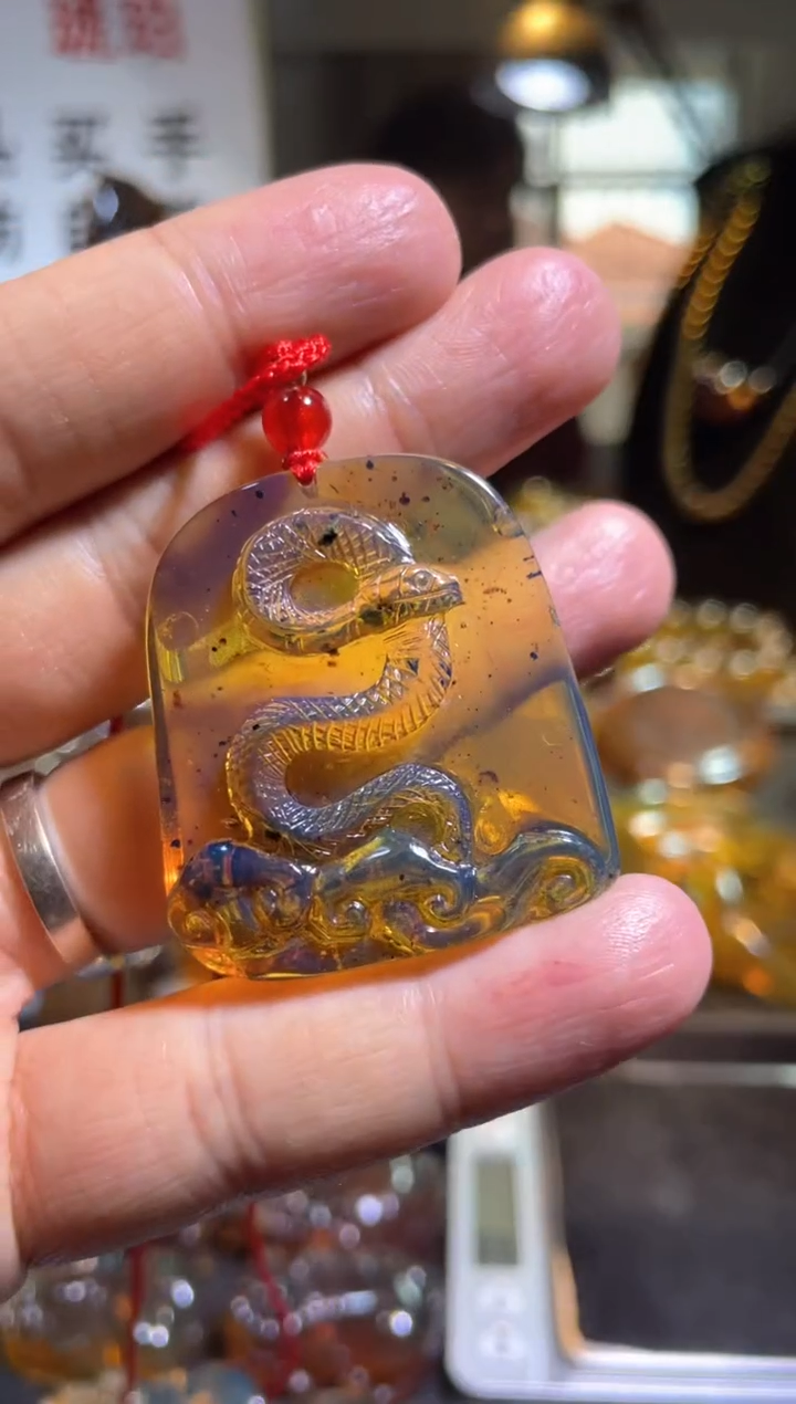 【闪购商品】琥珀裸石未镶嵌金蓝 金蛇牌