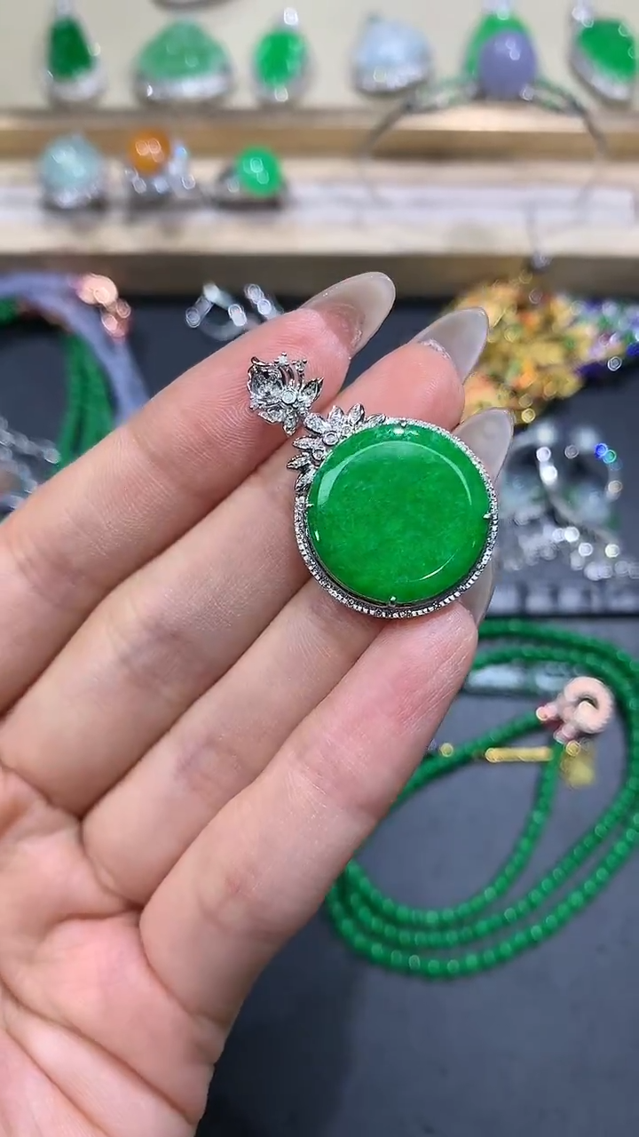 【闪购商品】翡翠吊坠(不含链)18K金镶嵌71团购