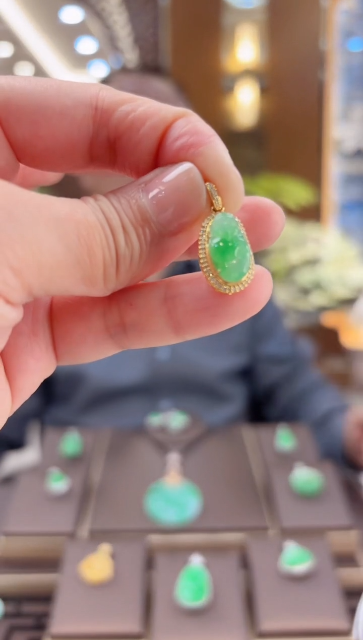 【闪购商品】翡翠吊坠(赠链)18K金镶嵌财爷爷吊坠