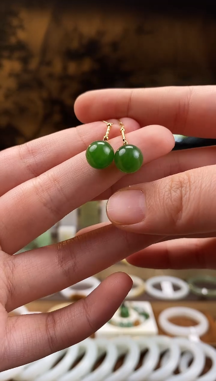 颈饰18K金镶嵌和田玉俄碧 阳绿 无包容耳钉一对 圆珠9.5mm