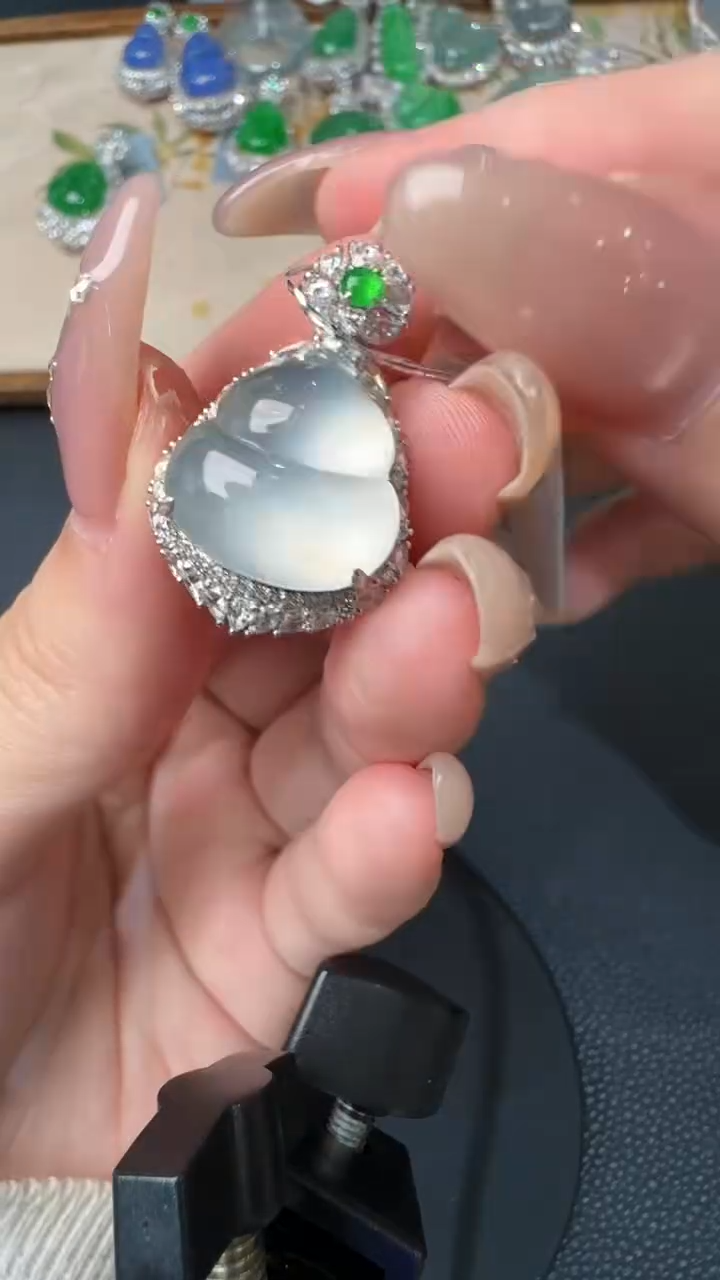 【闪购商品】翡翠吊坠(不含链)18K金镶嵌100