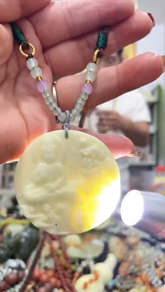 未镶嵌蛇纹石玉吊坠   