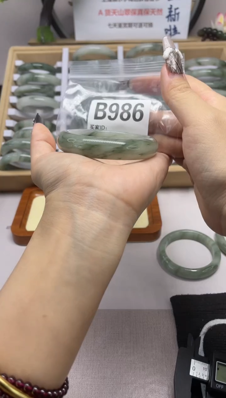 【闪购商品】石英质玉（天山翠）手镯未镶嵌b986