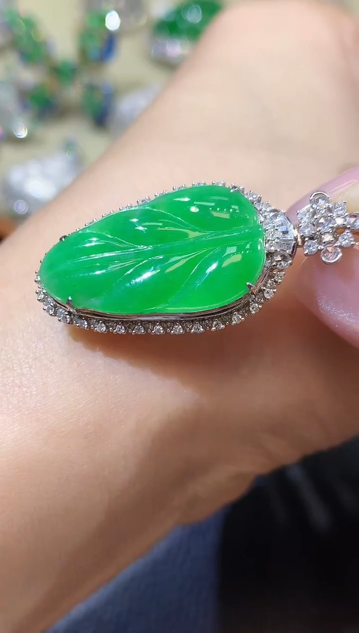 【闪购商品】翡翠吊坠(不含链)18K金镶嵌C22