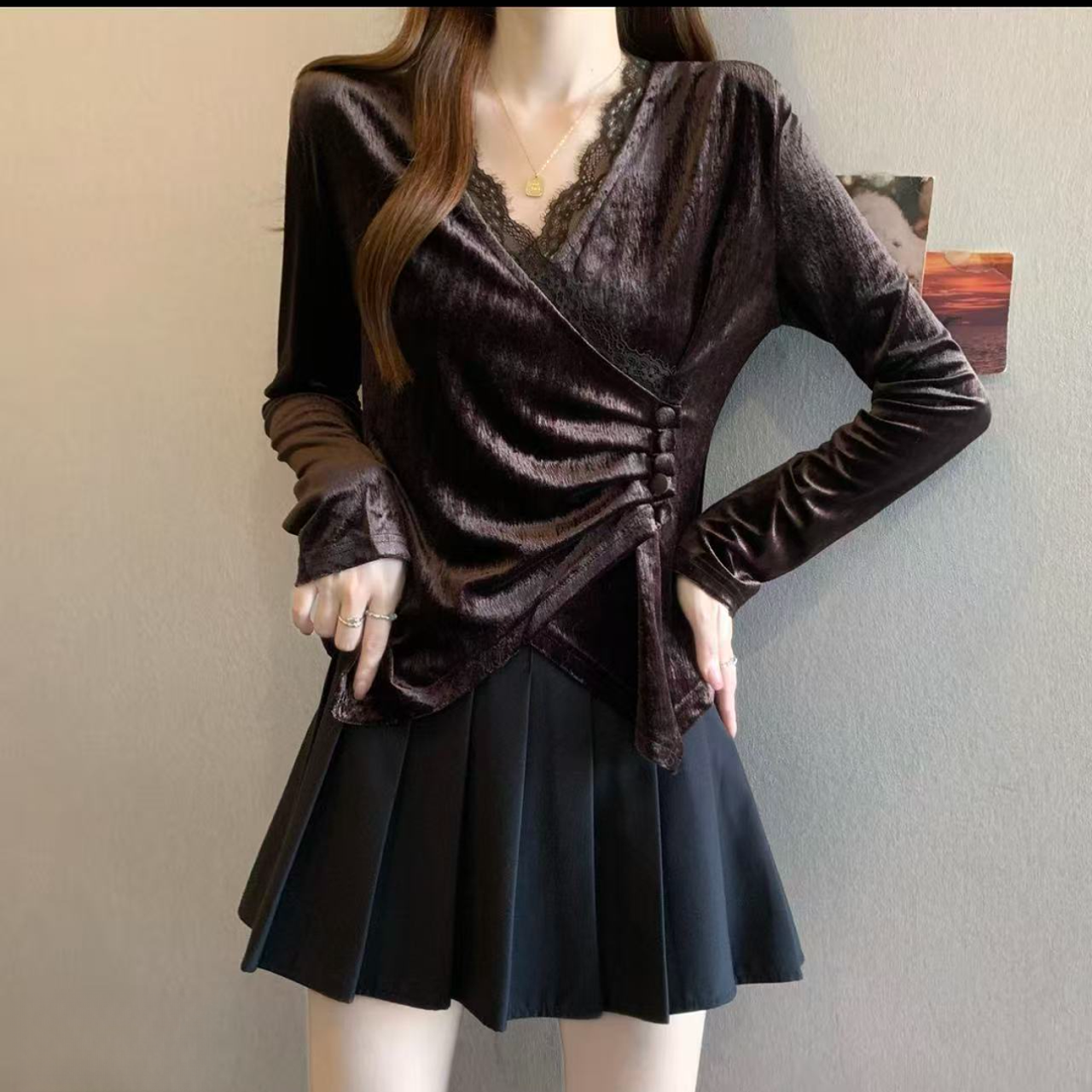 大码女装蕾丝拼接V领金丝绒打底衫女胖妹妹收腰显瘦内搭上衣冬