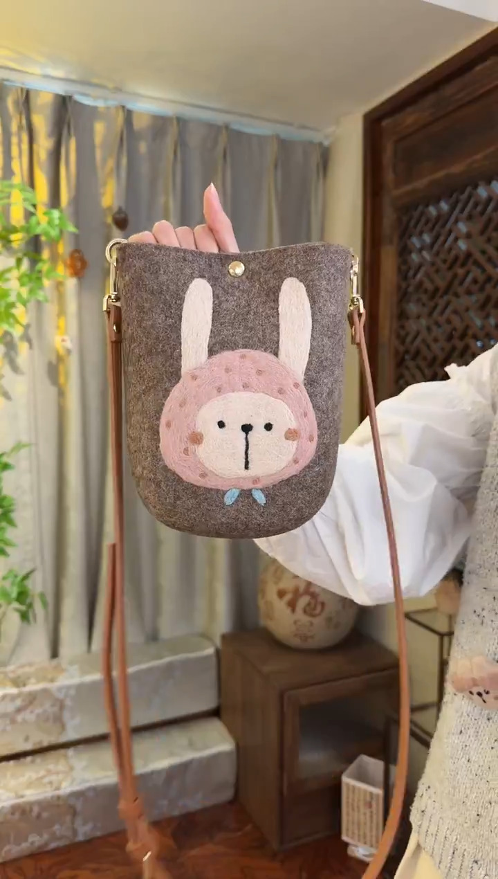 羊毛非遗羊毛毡包 手机包兔子