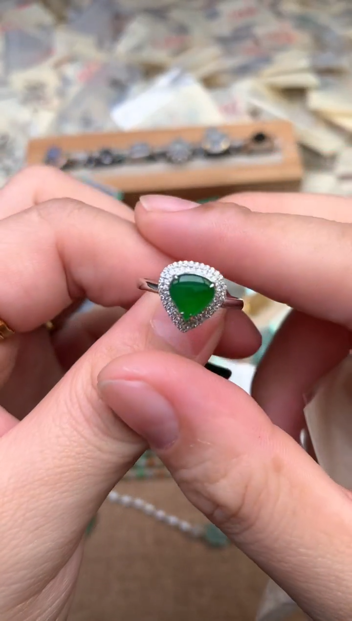 18K金镶嵌挂件翡翠1