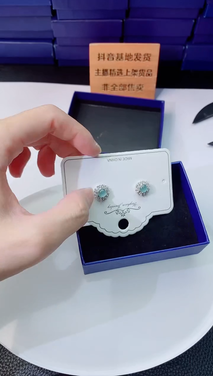 颈饰未镶嵌翡翠   `