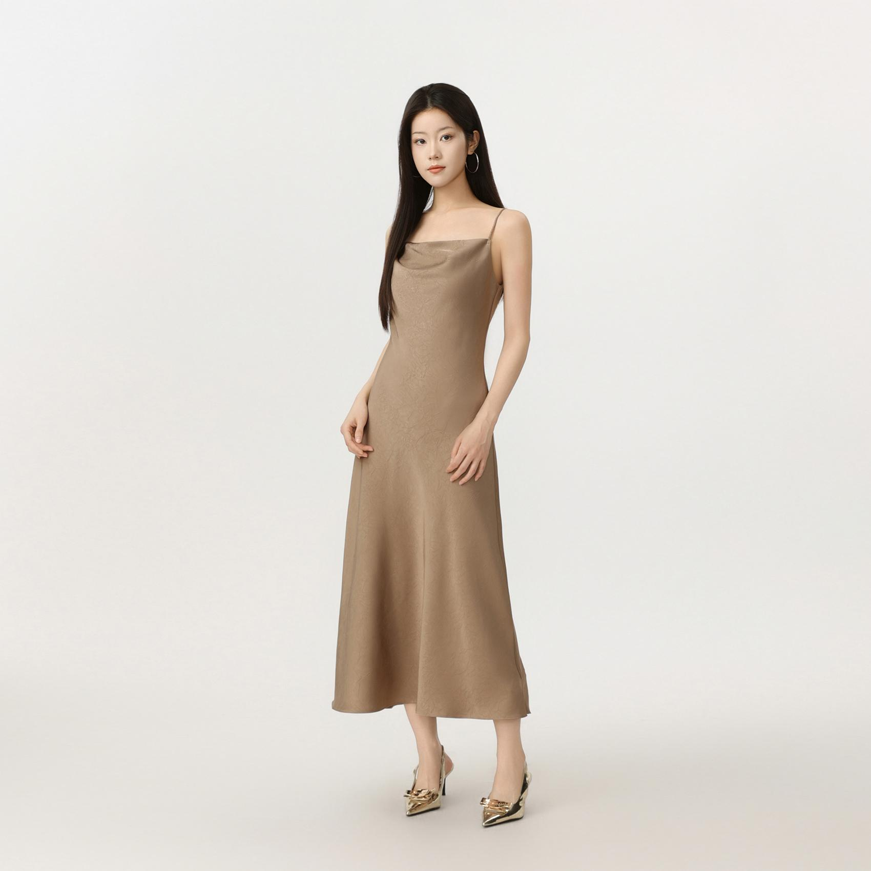 AMASS/阿玛施新款缎面轻奢优雅性感气质修身显瘦吊带连衣裙550066