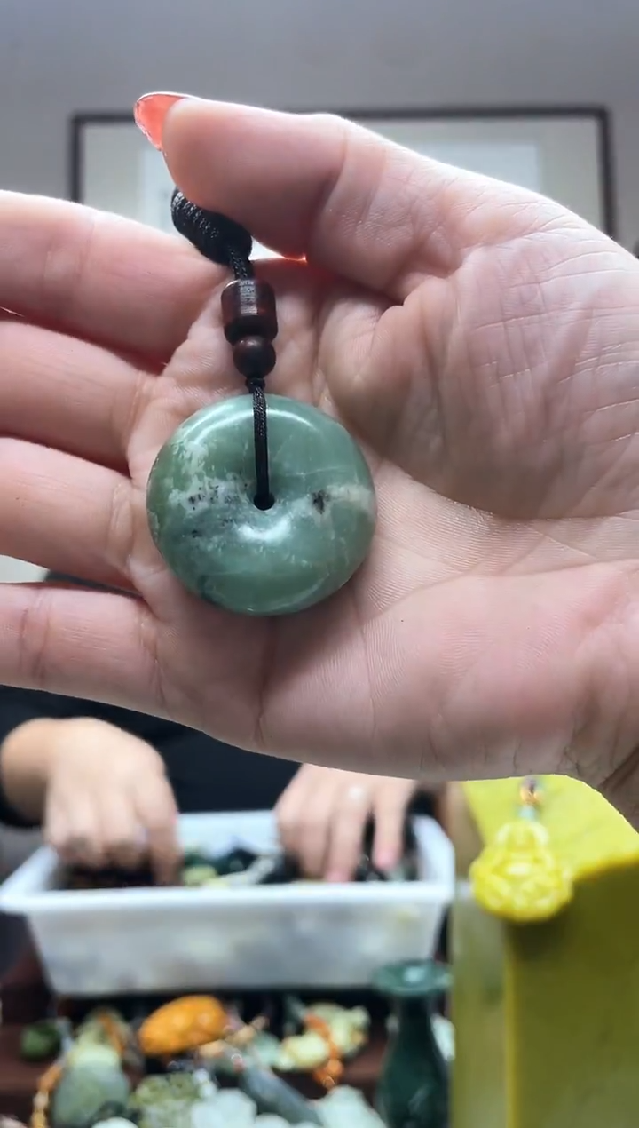 未镶嵌岫玉吊坠··1