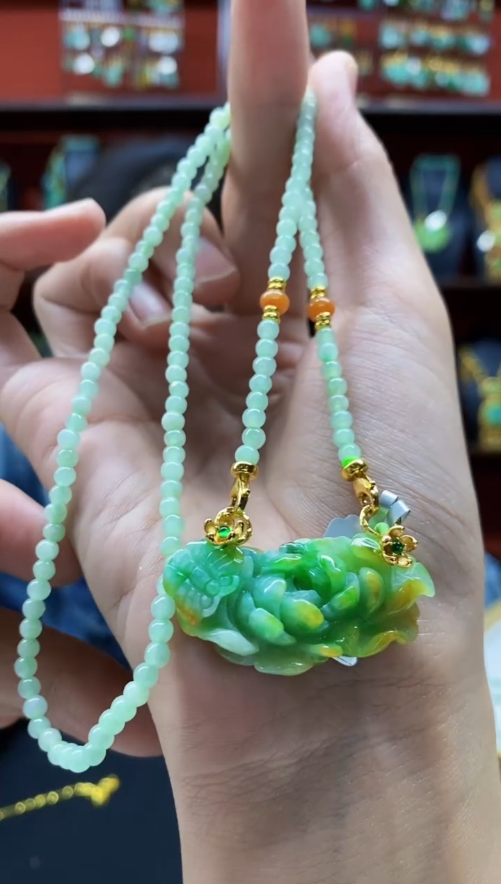 颈饰未镶嵌翡翠温**雅吊坠