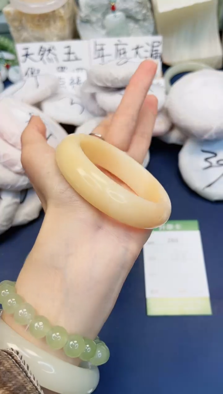 【闪购商品】石英质玉手镯未镶嵌260