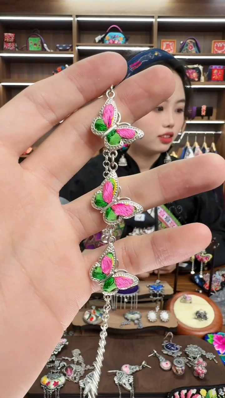 【闪购商品】织绣177蒙阿苏苗绣传承