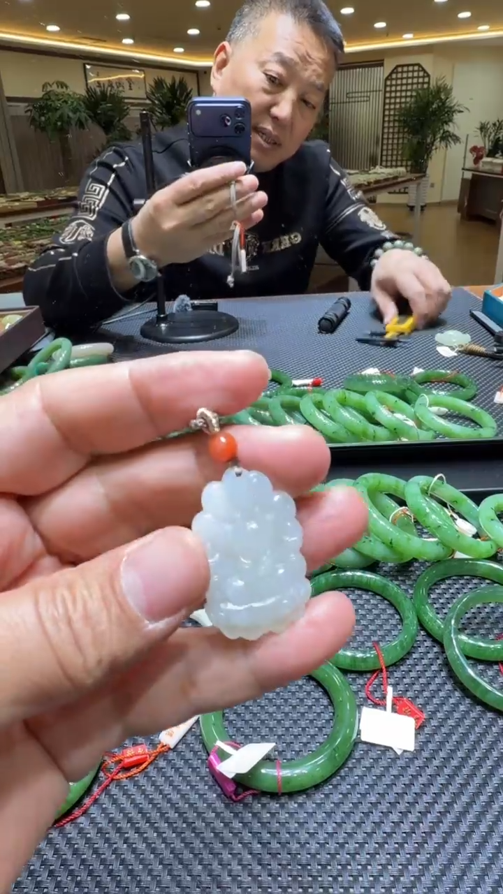 颈饰未镶嵌和田玉挂件