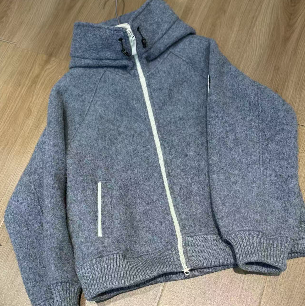 【不可机洗】冬款轻盈亲肤绒感抗风保暖白标连帽羊毛短外套宽松百搭