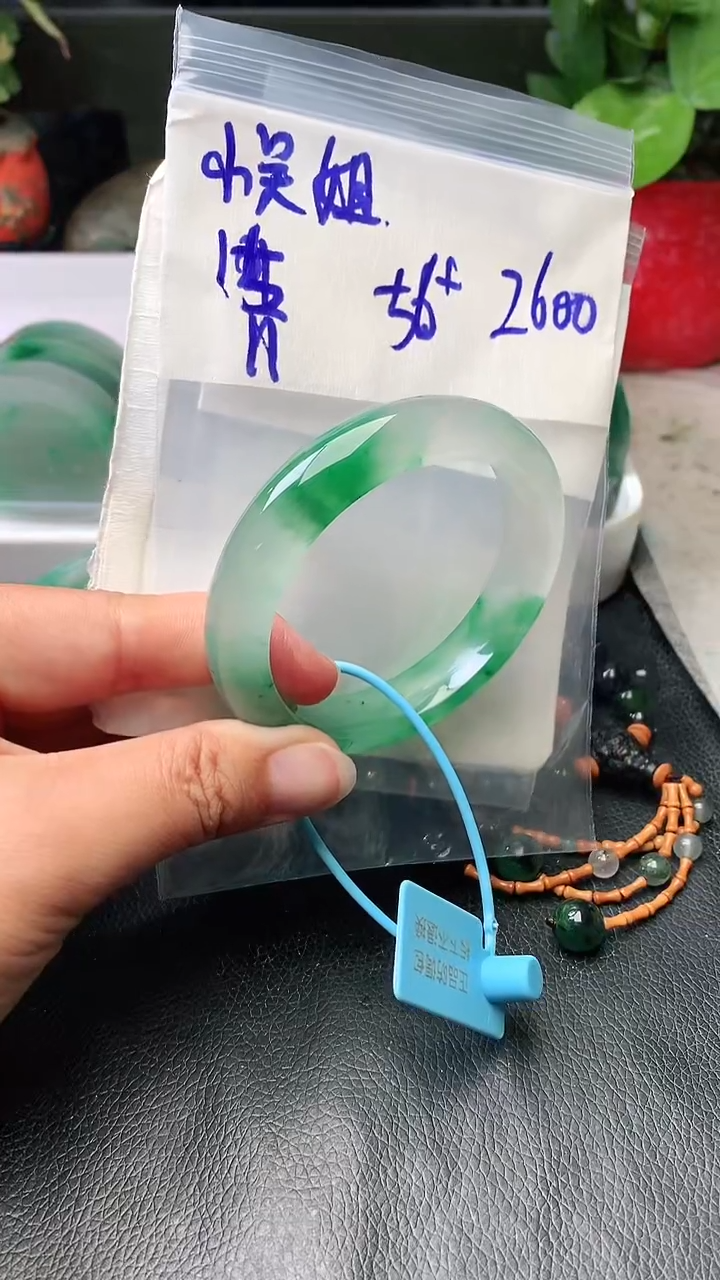 定制石英质玉（非洲翠）小*姐手镯