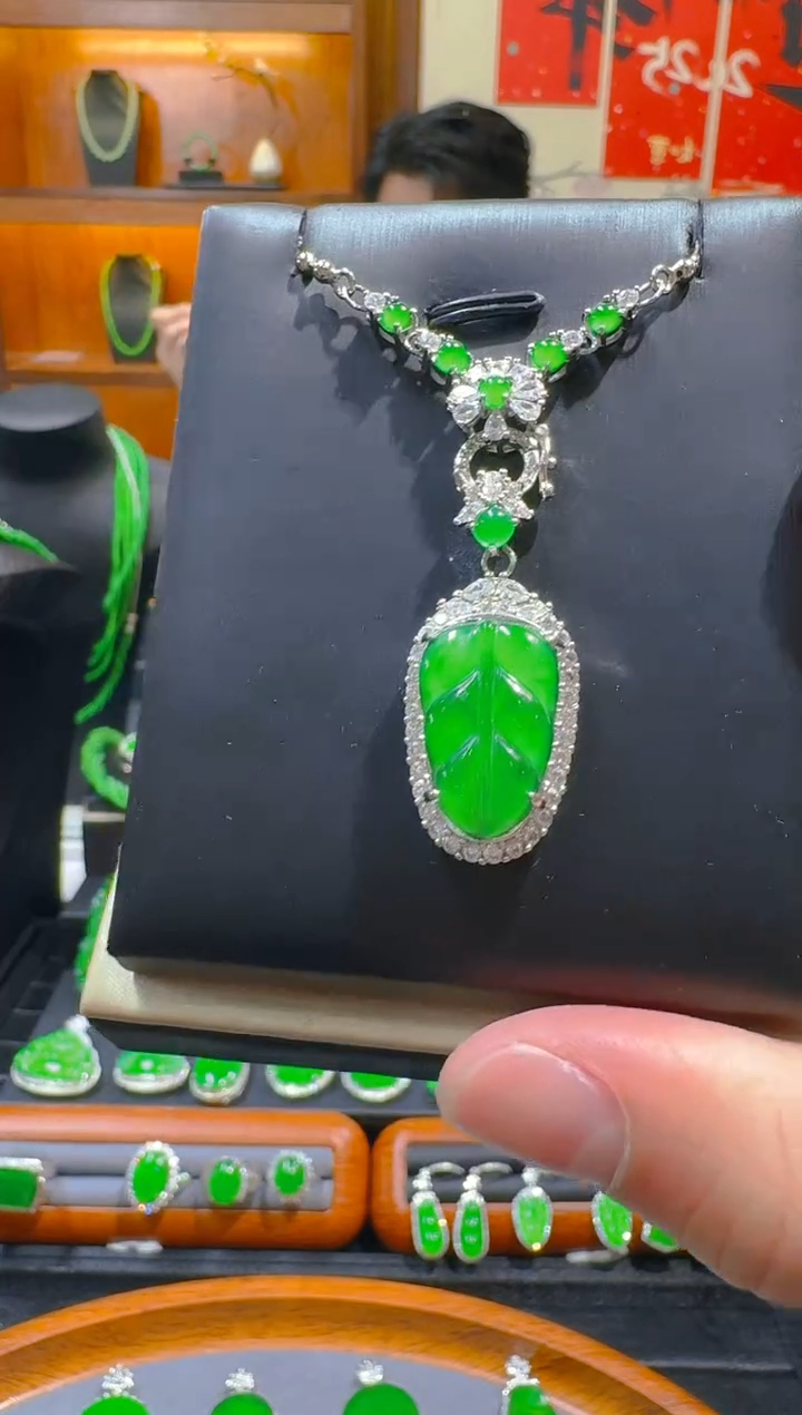 【闪购商品】翡翠吊坠(赠链)未镶嵌天然A货翡翠