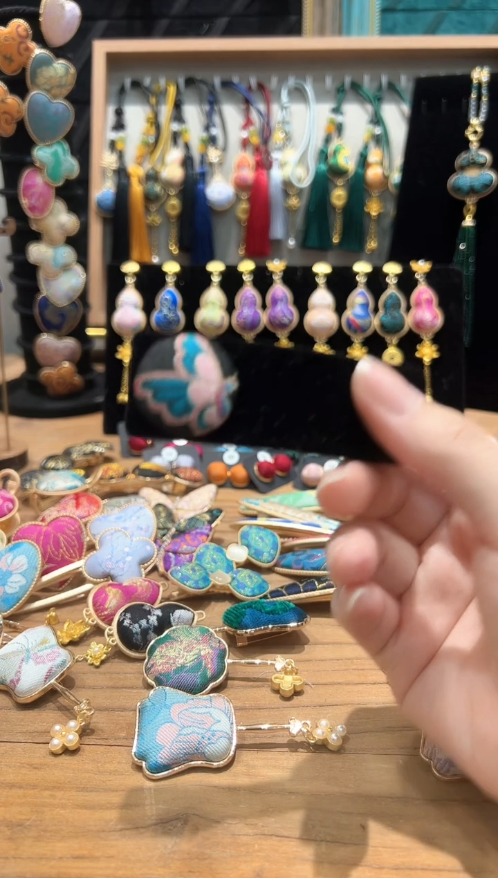 【闪购商品】【孤品车3.7】黑色彩蝶丝绒掰掰夹