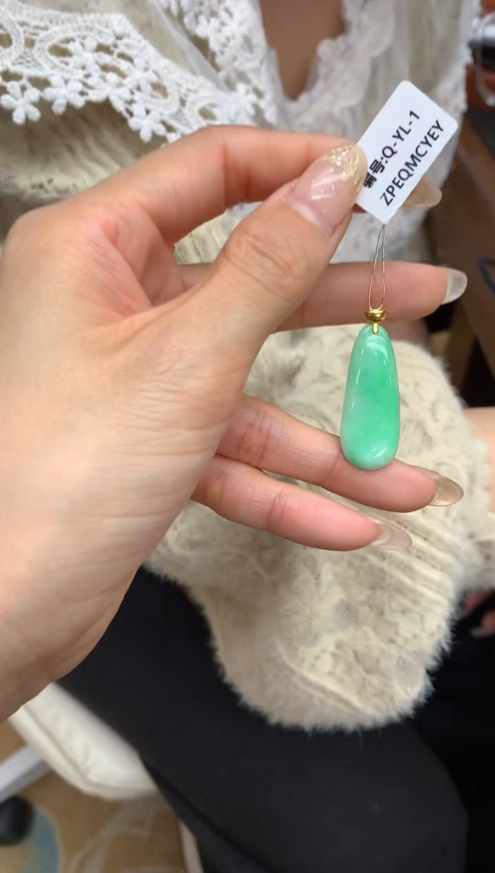 【闪购商品】翡翠颈饰18K金镶嵌福瓜