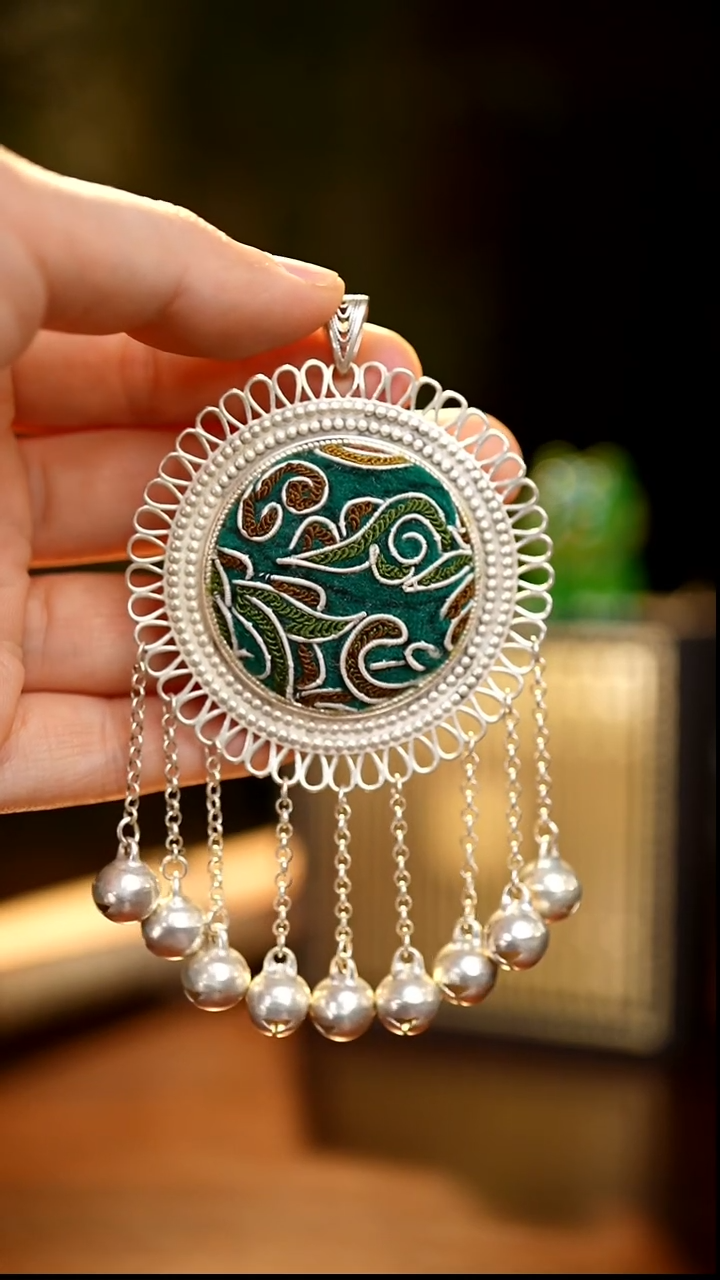 刺绣私人定制苗族手工W822