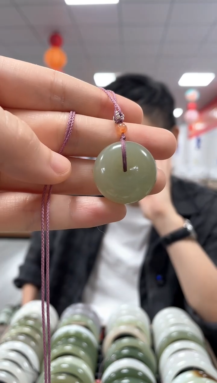 和田玉未镶嵌颈饰平安扣吊坠一件