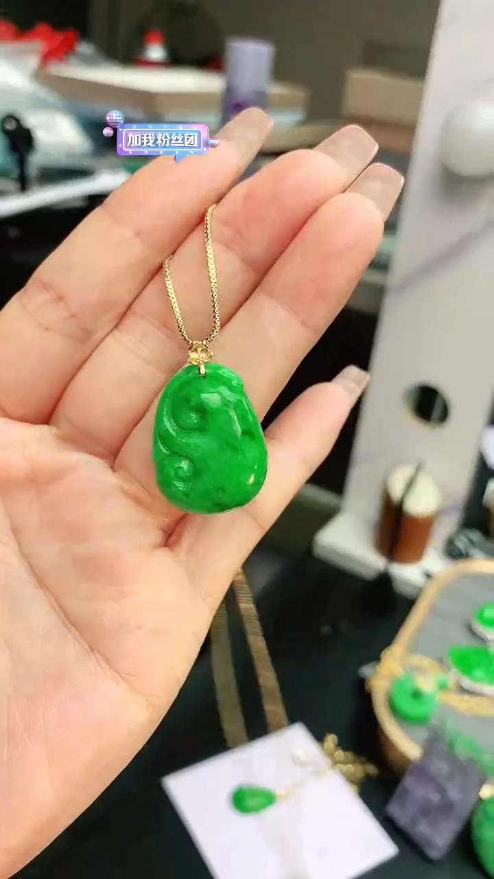 颈饰18K金镶嵌翡翠赠礼盒证书