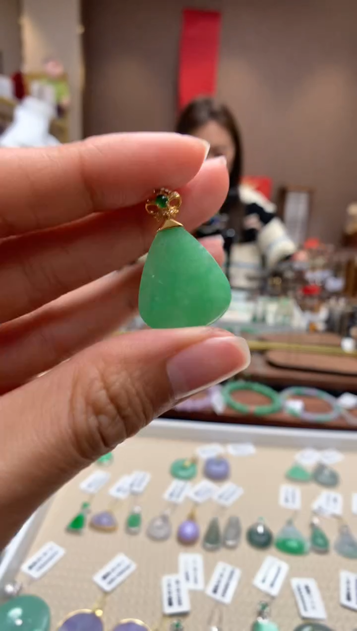 【闪购商品】翡翠颈饰18K金镶嵌水滴