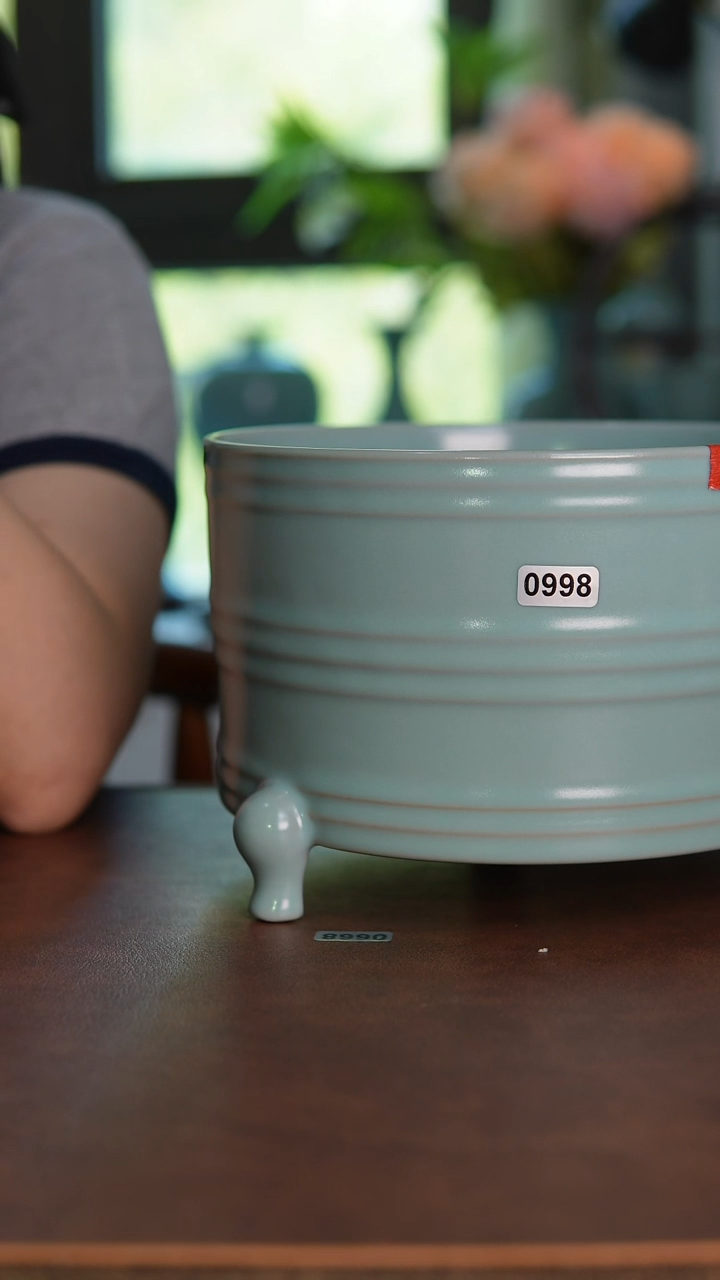 摆件0998天青釉三足樽18.3cm