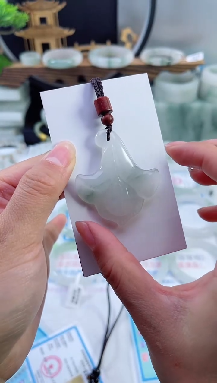 未镶嵌首饰石英质玉（天山翠）兰花