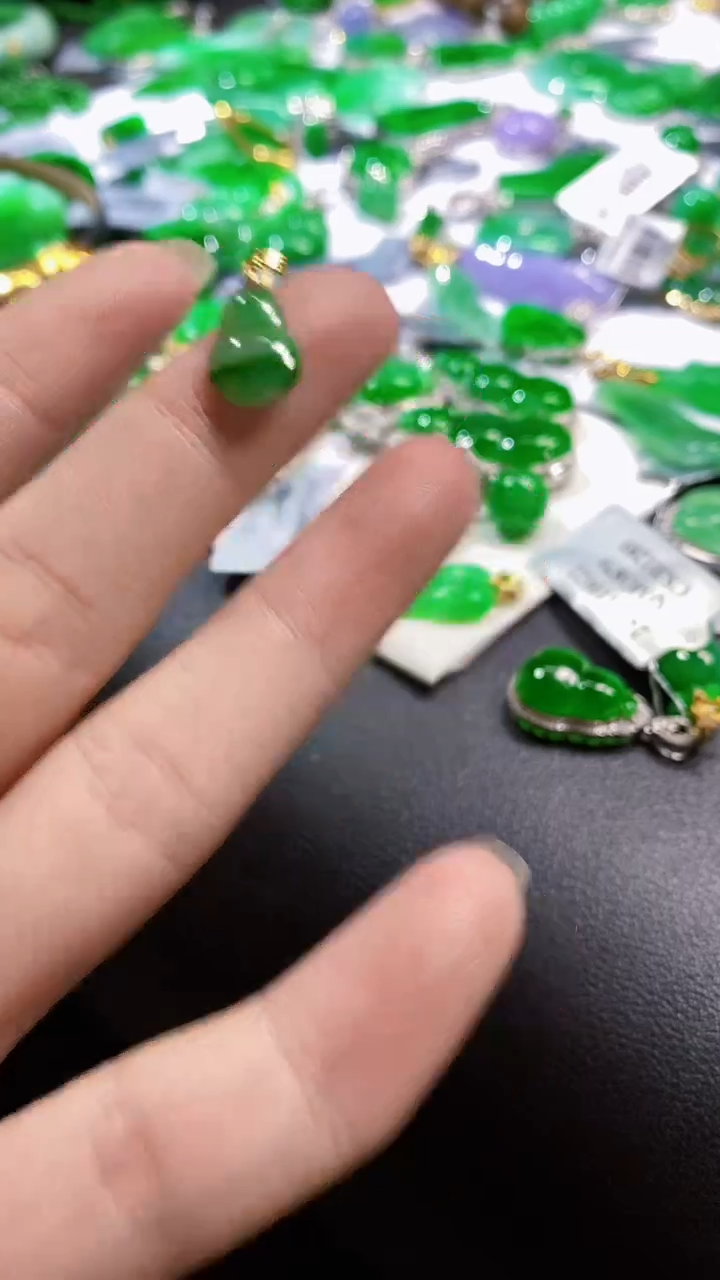 颈饰18K金镶嵌翡翠牛*1111